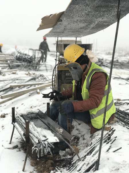風(fēng)雪中的建筑人