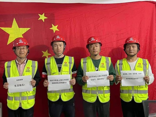 我和國(guó)旗合個(gè)影，曬出濃濃愛(ài)國(guó)情！