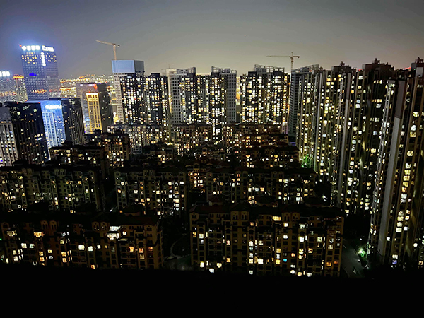 封閉的小區(qū)“封疫”不“封情”