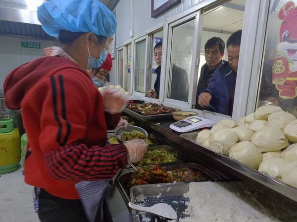 陜煤建設(shè)礦建二公司王峰項(xiàng)目部:加強(qiáng)后勤保障 打響疫情“保胃戰(zhàn)”