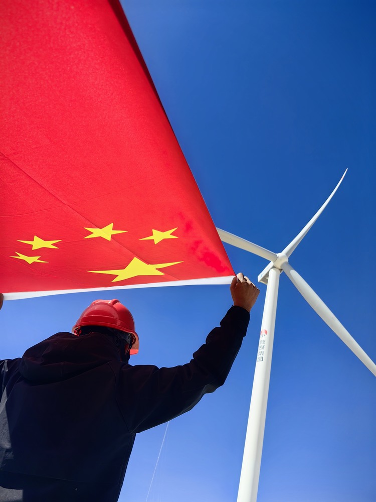 陜煤建設(shè)者與國旗合影，共筑強國夢