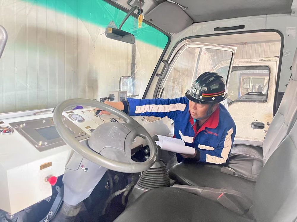 陜煤建設(shè)機(jī)電安裝公司檸條塔項(xiàng)目部:鐵肩擔(dān)重任的運(yùn)輸線"守門(mén)人"