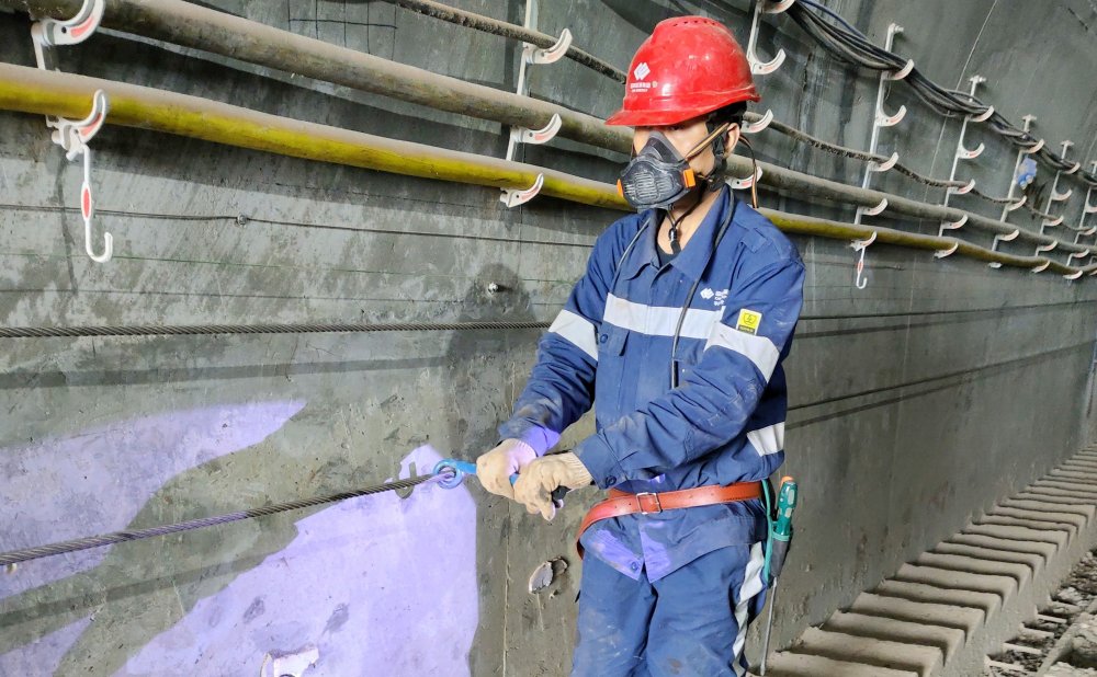 爬坡不用“喘粗氣”！玻璃溝煤礦行人助行裝置投運(yùn)，省力更暖心